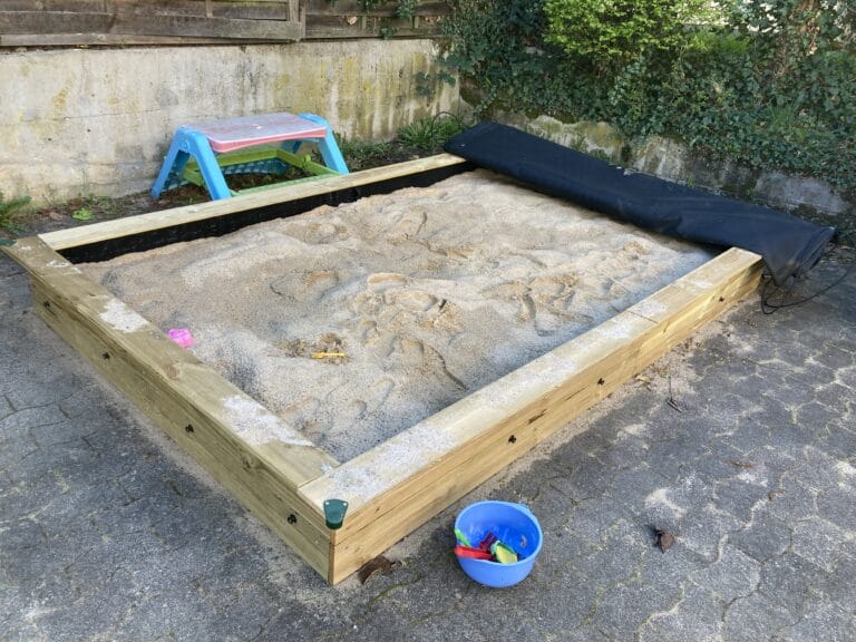 Neuer Sandkasten für das Auheimer Familienzentrum